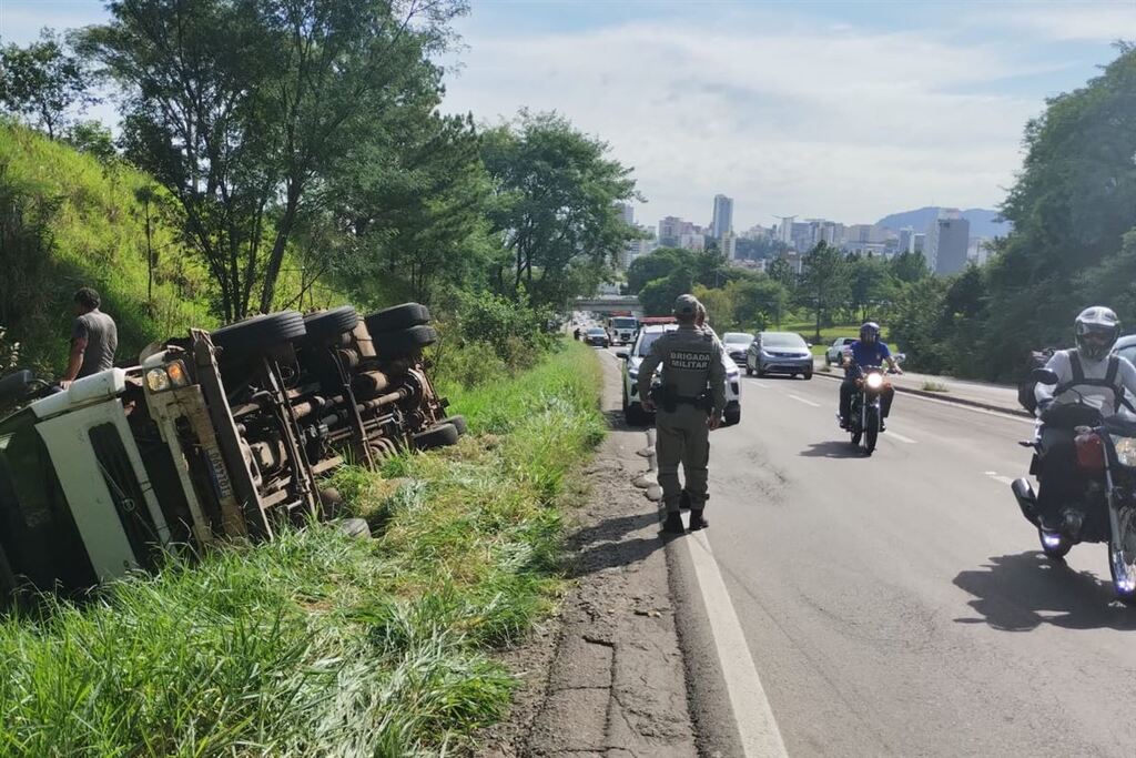 Caminhão carregado com madeira tomba e deixa o trânsito lento na RSC-287, a Faixa Nova
