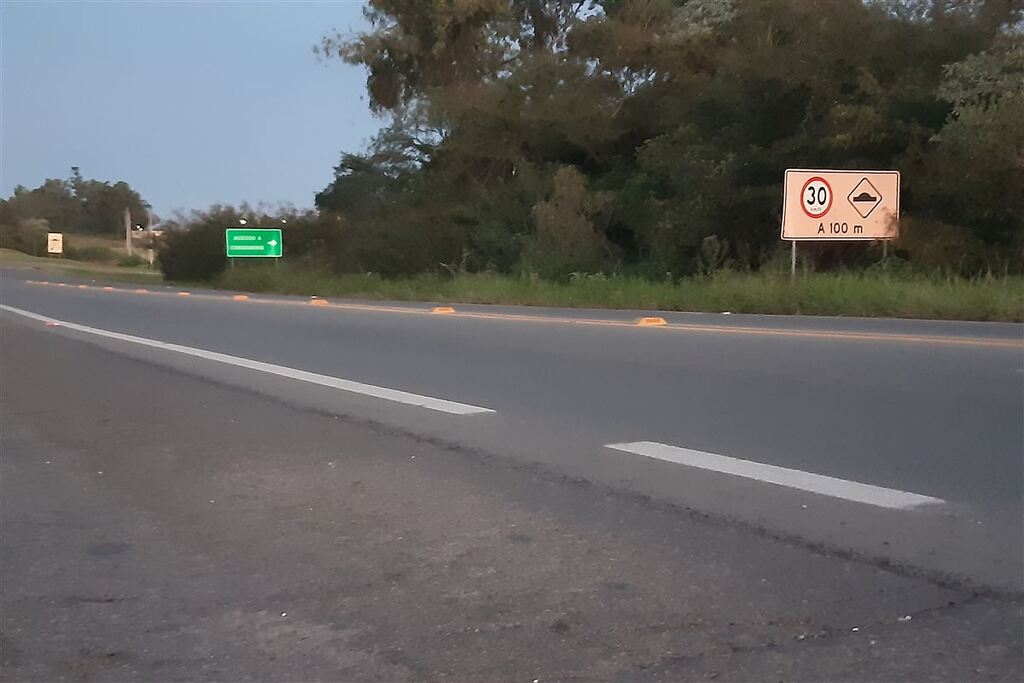título imagem Jovem de 27 anos morre após perder controle de moto e atingir placa de sinalização em Santa Maria