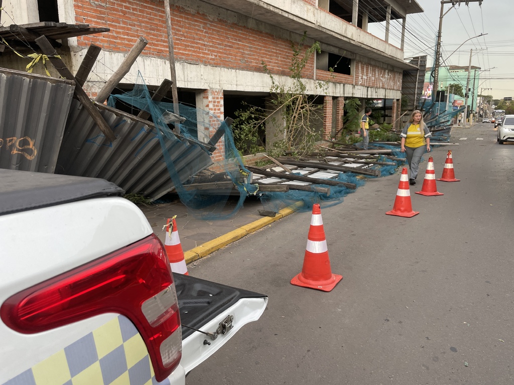 VÍDEO: Tapume de obra cai com o vento e estreita trânsito na Avenida Presidente Vargas