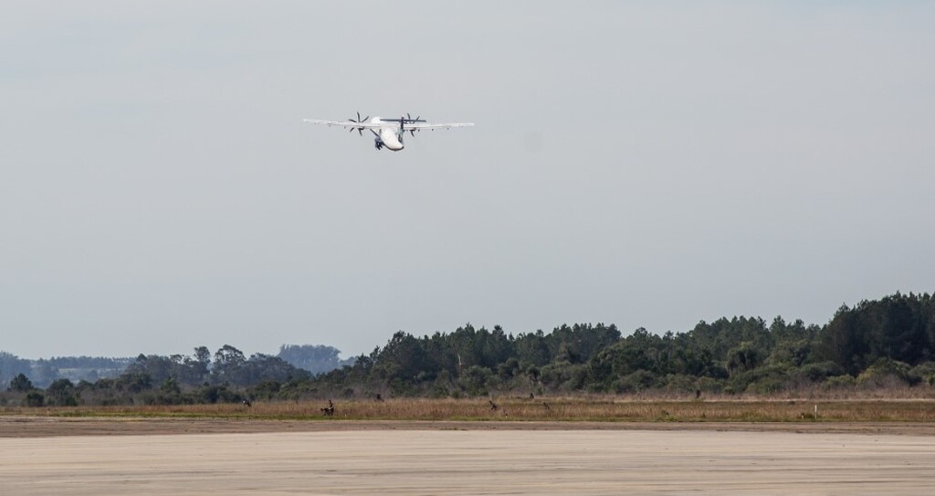 Ventania impede avião de pousar no aeroporto de Santa Maria e aeronave retorna à Capital