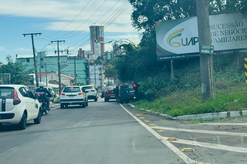 Colisão lateral deixa trânsito lento na RSC-287, em Santa Maria