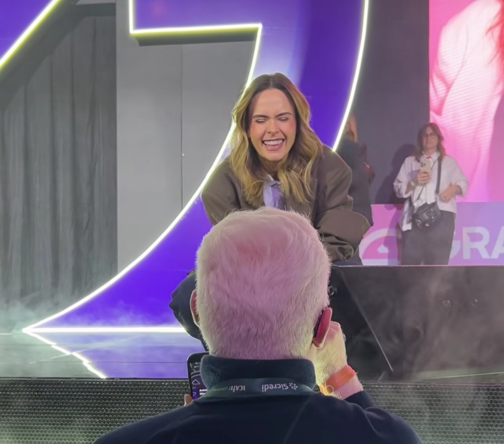 Apresentador do Grupo Diário interage com campeã do BBB 26, Ana Paula Renault, no Gramado Summit e momento viraliza nas redes