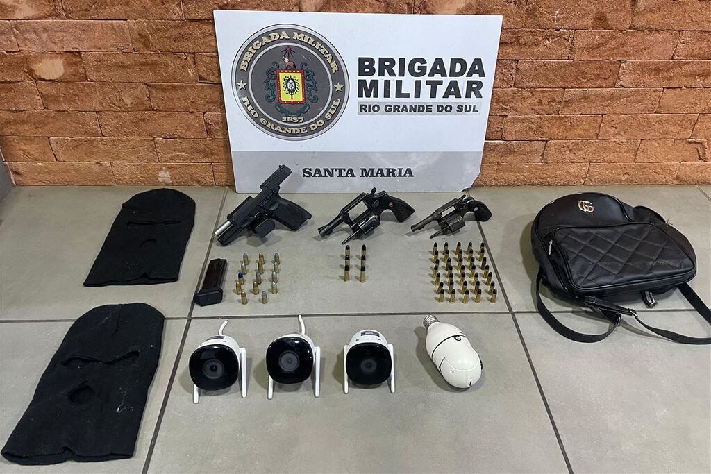 Homem foge de abordagem policial e abandona mochila com armas e munições no Bairro Itararé, em Santa Maria
