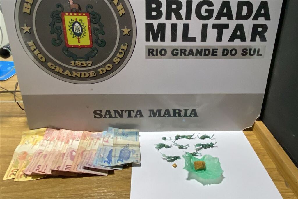 Mulher é presa por tráfico de drogas ao ser abordada com porções de crack em Santa Maria