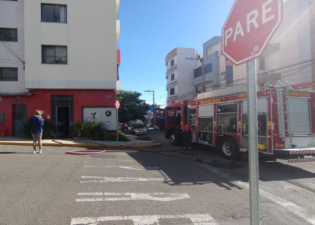 Princípio de incêndio atinge escritório e estúdio fotográfico no Bairro Fátima, em Santa Maria