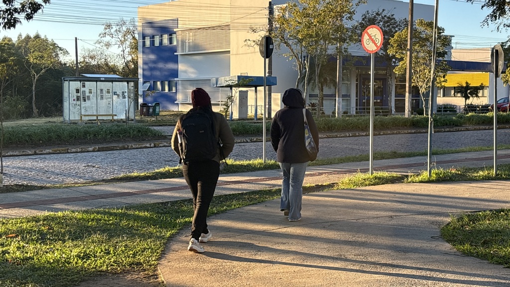 Foto: Rian Lacerda (Diário) - Estudantes encararam a manhã gelada na UFSM; temperaturas devem subir gradualmente ao longo da semana.