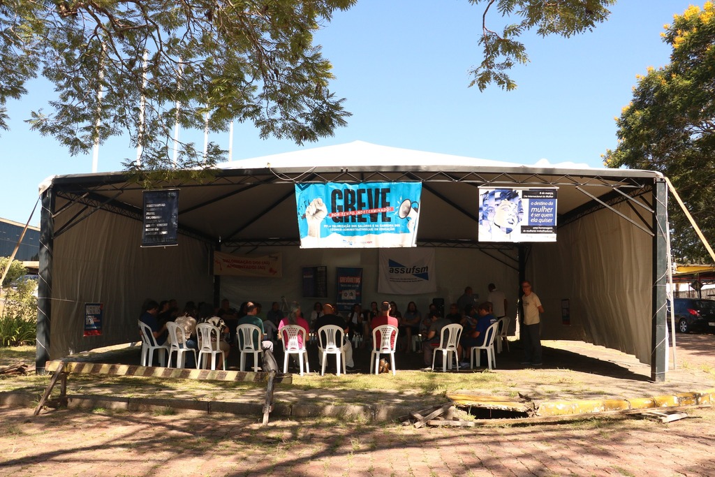 Foto: Assufsm (Divulgação) - Tenda do movimento grevista está instalada no campus da UFSM desde o início da paralisação dos técnicos-administrativos, que se aproxima de completar 80 dias nesta semana.