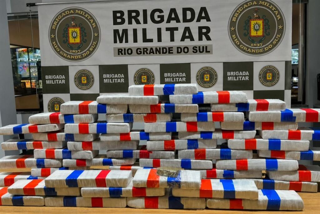 Homem é preso e 38 quilos de maconha são apreendidos em abordagem do Batalhão de Choque na BR-392, em Santa Maria