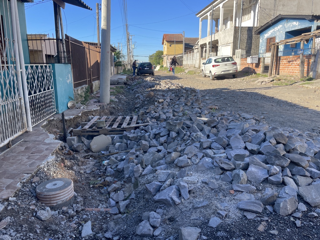 “Estamos abandonados”: obra paralisada há dois meses deixa rua tomada por pedras e buracos; confira o que diz a prefeitura