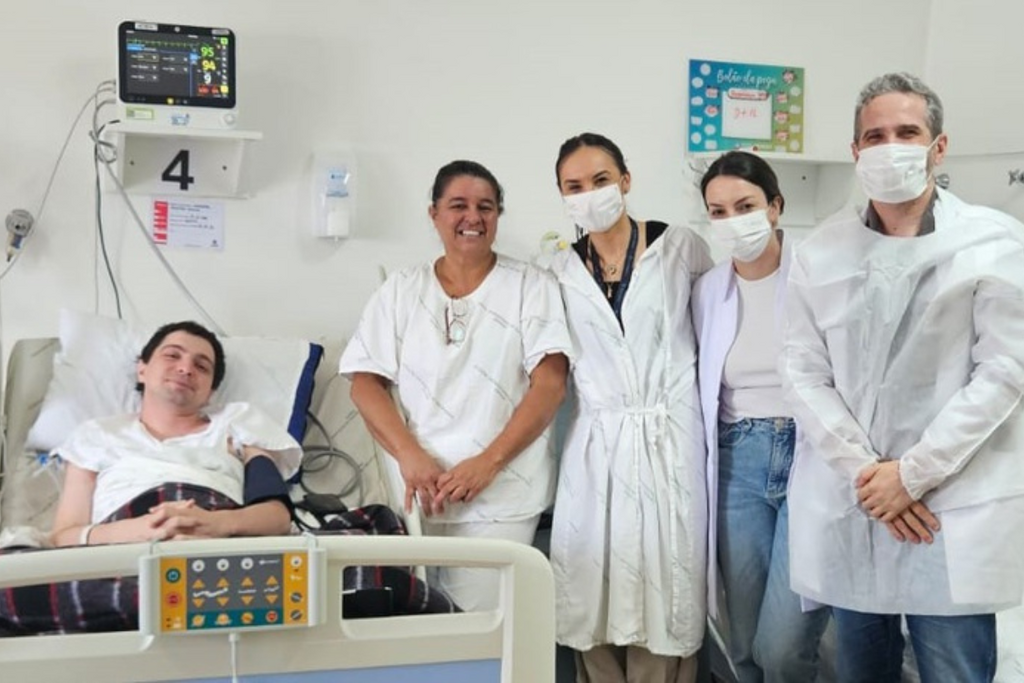 Foto: Reprodução / Assessoriaa HUSM - Anderson Mazzon, de 25 anos, e a equipe médica do HUSM