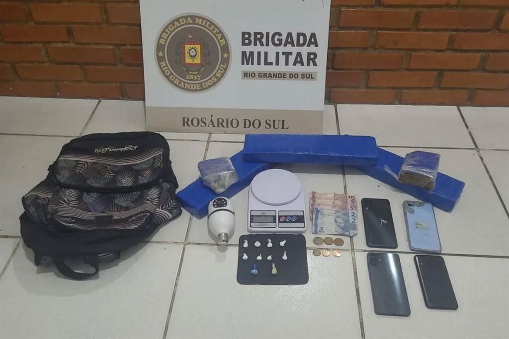 Homem foge da Brigada Militar e abandona mochila com drogas, celulares e dinheiro em Rosário do Sul