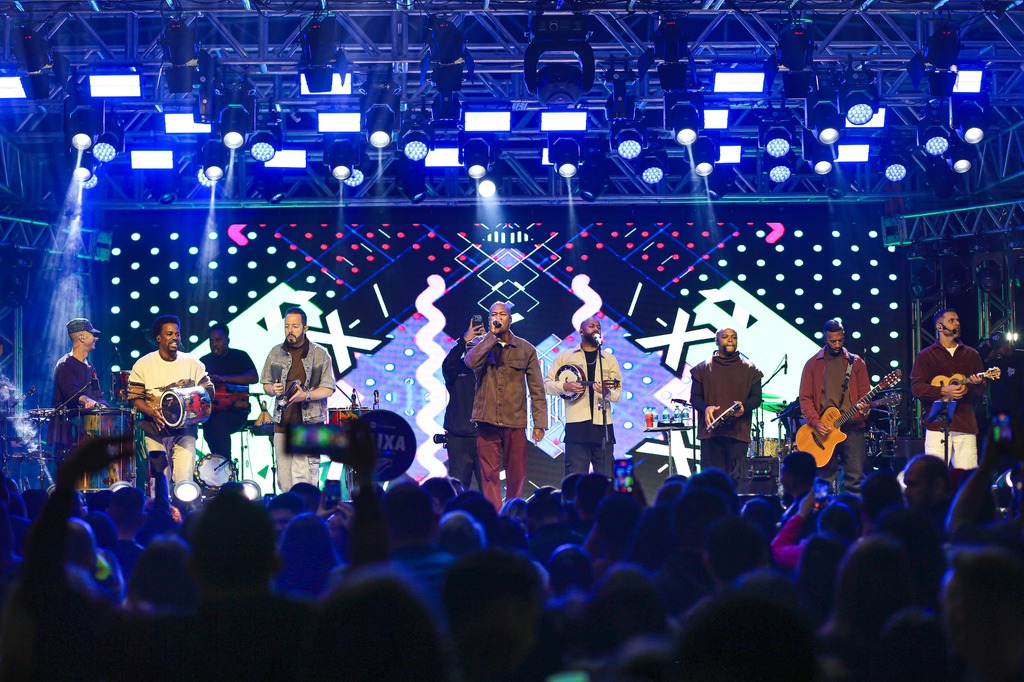 Noite de pagode reúne fãs para show nacional da Turma do Pagode em Santa Maria