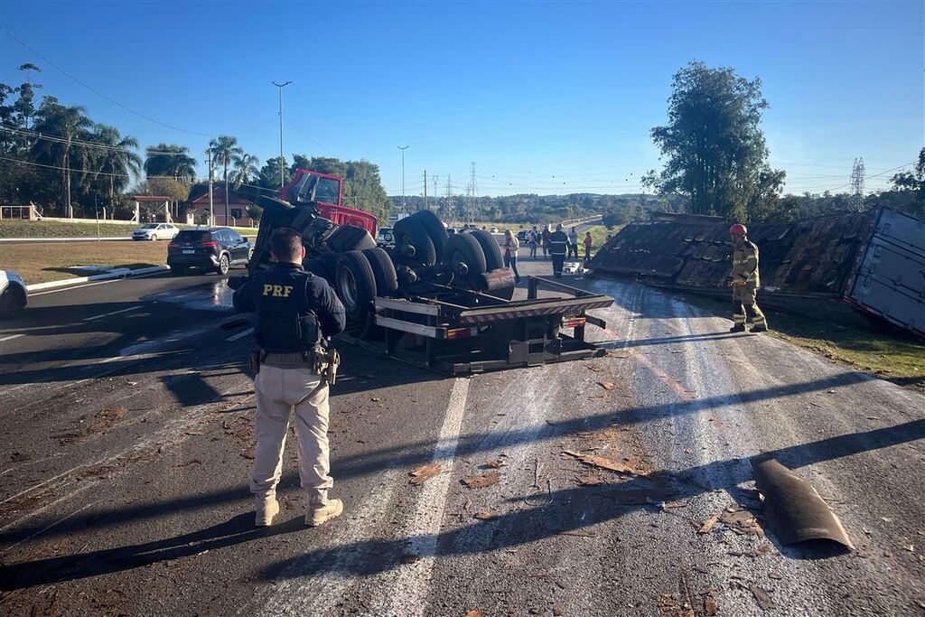 Acidente com caminhão interrompe parcialmente trânsito na BR-287, em Santa Maria