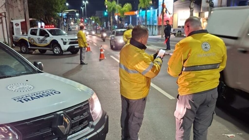 Operação Sossego Público resulta em quatro motociclistas multados e seis estabelecimentos comerciais autuados em Santa Maria