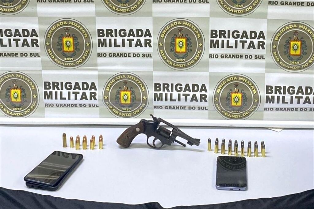 Dois jovens, um deles com colete balístico, são presos e adolescente é apreendido com arma e munições na Quarta Colônia