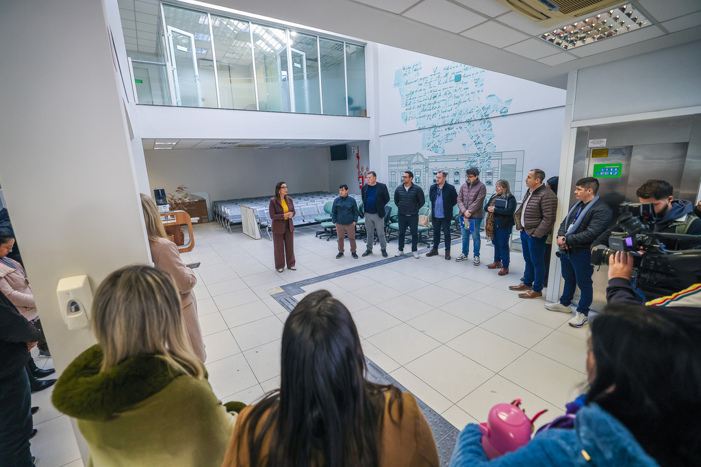 Representantes da prefeitura e vereadores visitam obras da nova sede da farmácia municipal