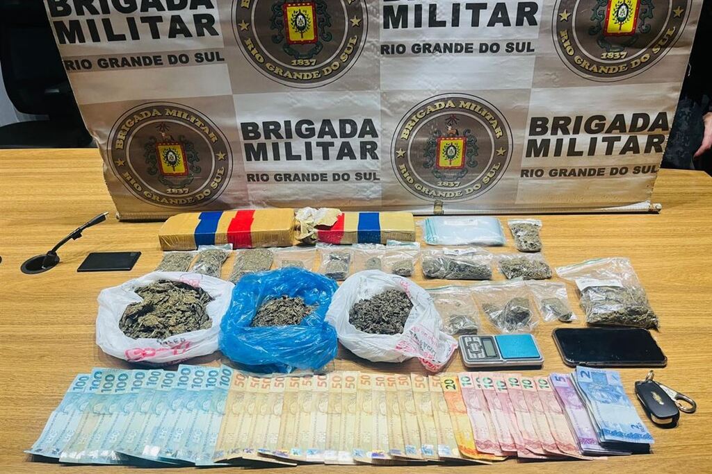 Polícia apreende tabletes de maconha e mais de R$ 2 mil em Santa Maria