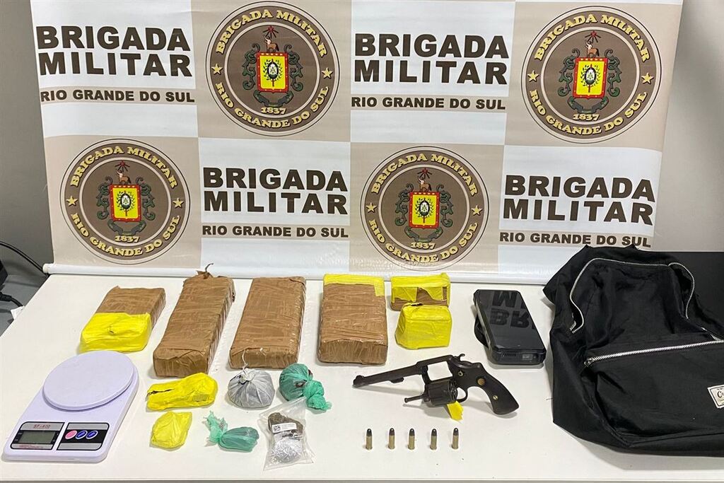 Homem é detido após polícia encontrar drogas e arma em residência de Santa Maria