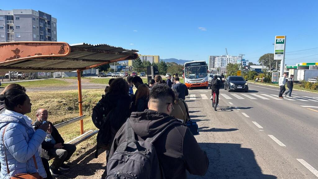 Ônibus estraga na Faixa Nova e passageiros aguardam na margem da rodovia