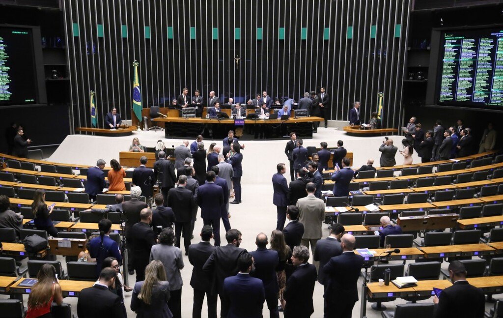Parecer do fim da escala 6x1 é adiado em meio à pressão para transição de 10 anos