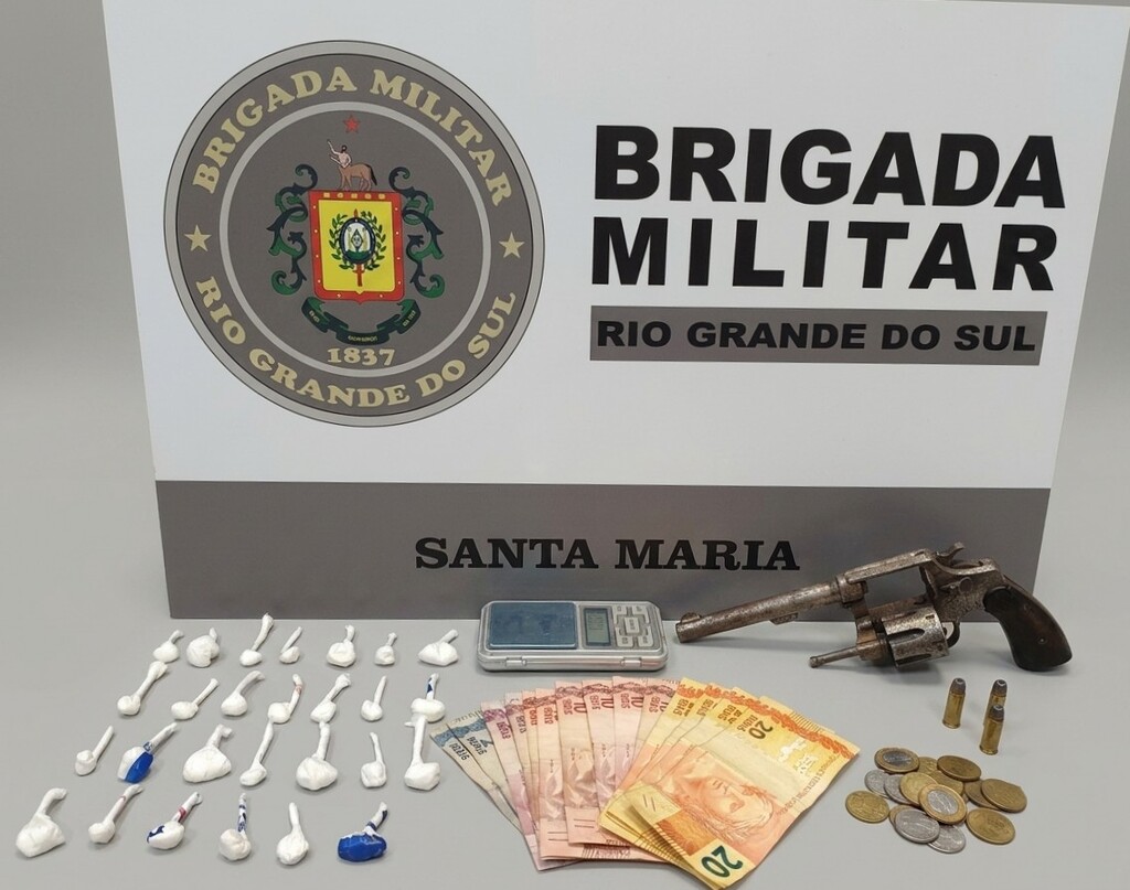 Jovem é preso com revólver e porções de cocaína após abordagem da Brigada Militar em Santa Maria
