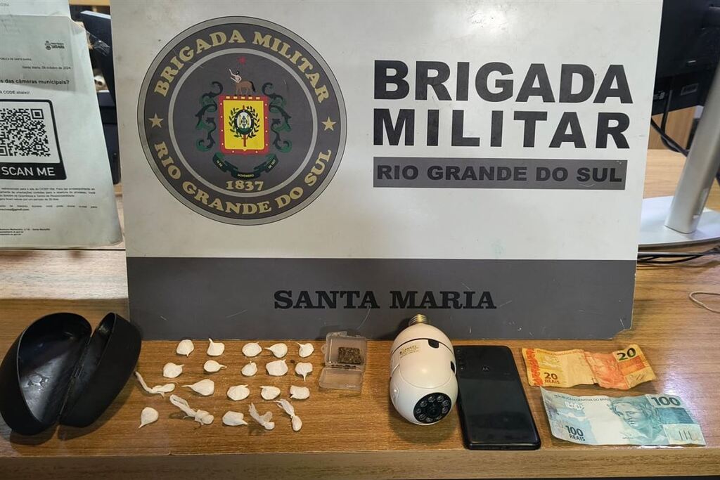 Cachorro do BPChoque acha drogas em estojo de óculos em Santa Maria