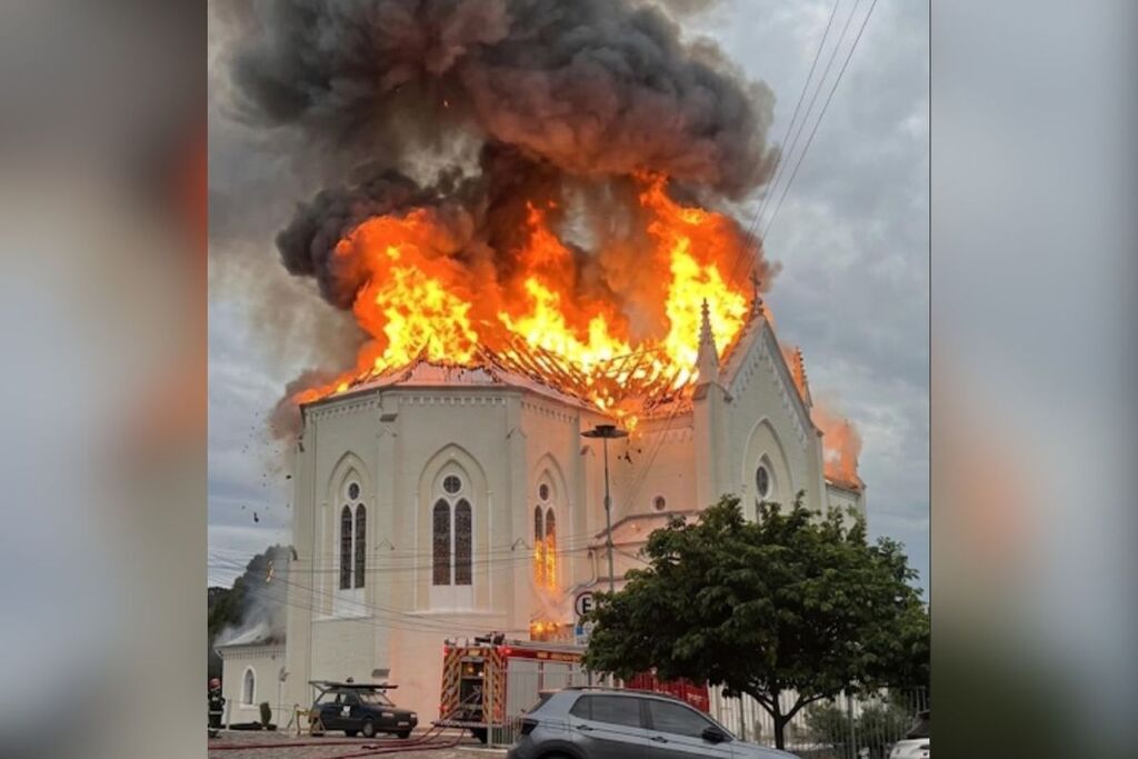 Incêndio atinge igreja matriz de Flores da Cunha, na Região da Serra