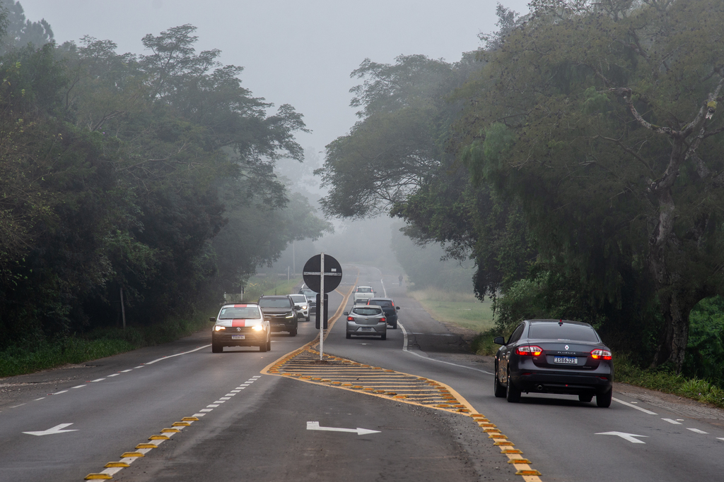 Cerração exige atenção redobrada no trânsito