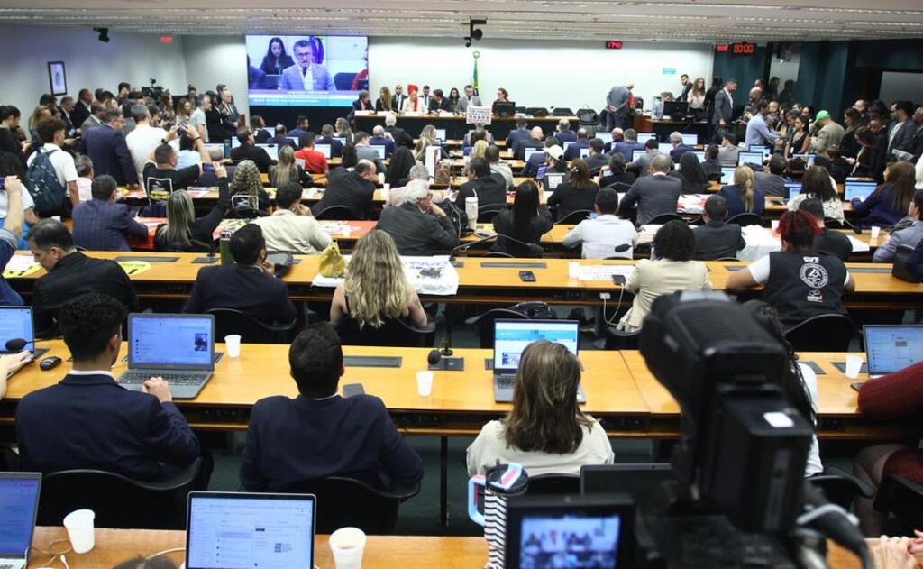 Acordo prevê regra de transição de 60 dias para fim da escala 6x1