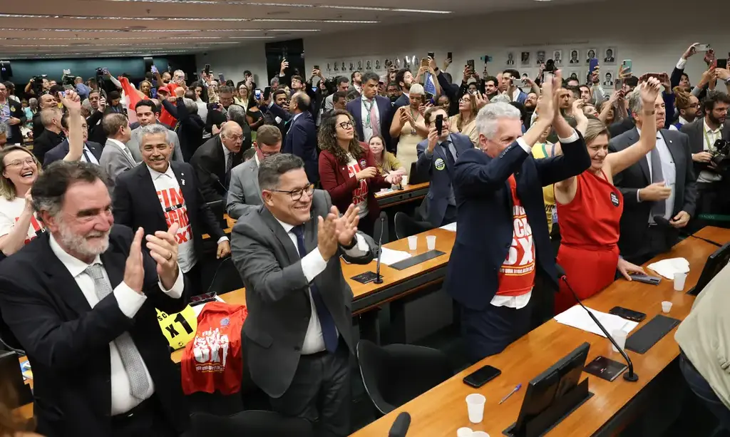 Comissão especial da Câmara dos Deputados aprova PEC pelo fim da escala 6x1; texto segue para o plenário