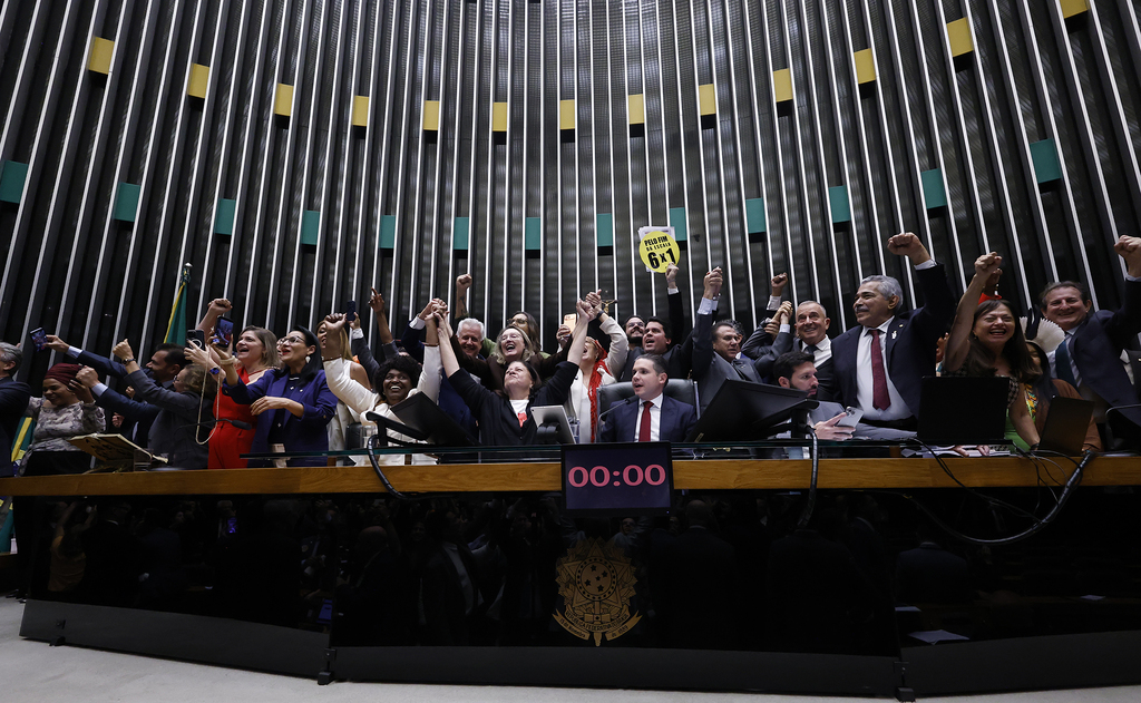 Câmara aprova, em dois turnos, PEC pelo fim da escala 6x1