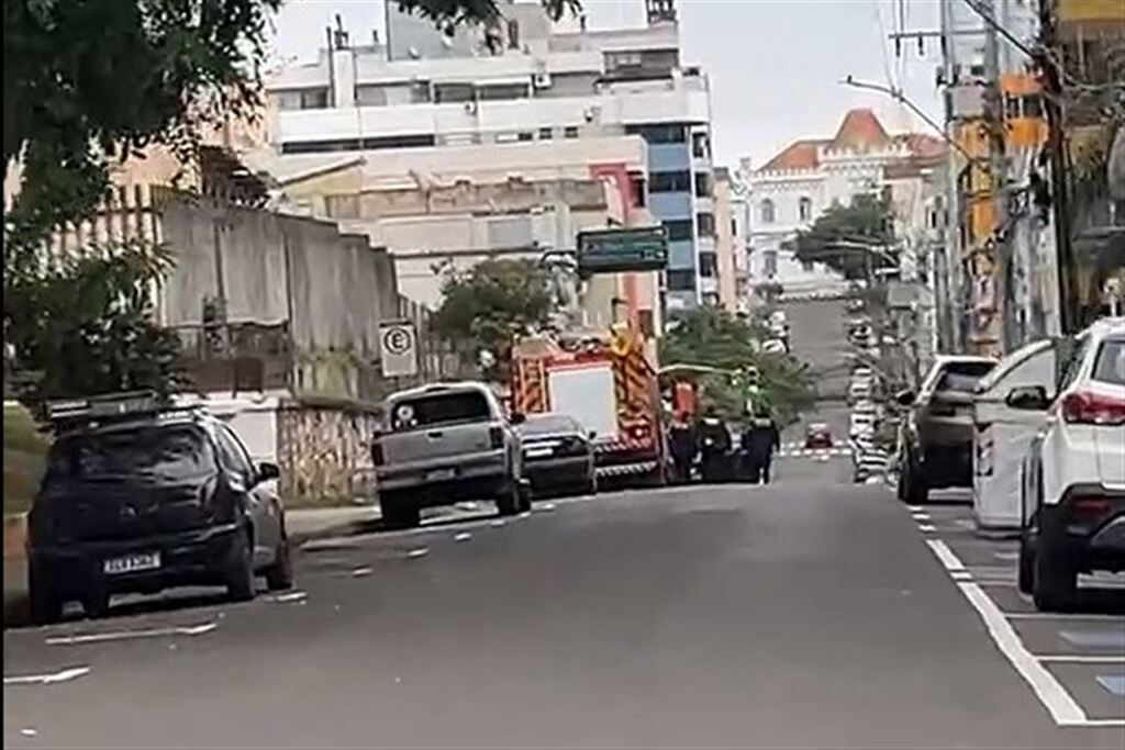 Rua é bloqueada no Centro para bombeiros cortarem árvore com risco de queda em praça de Santa Maria