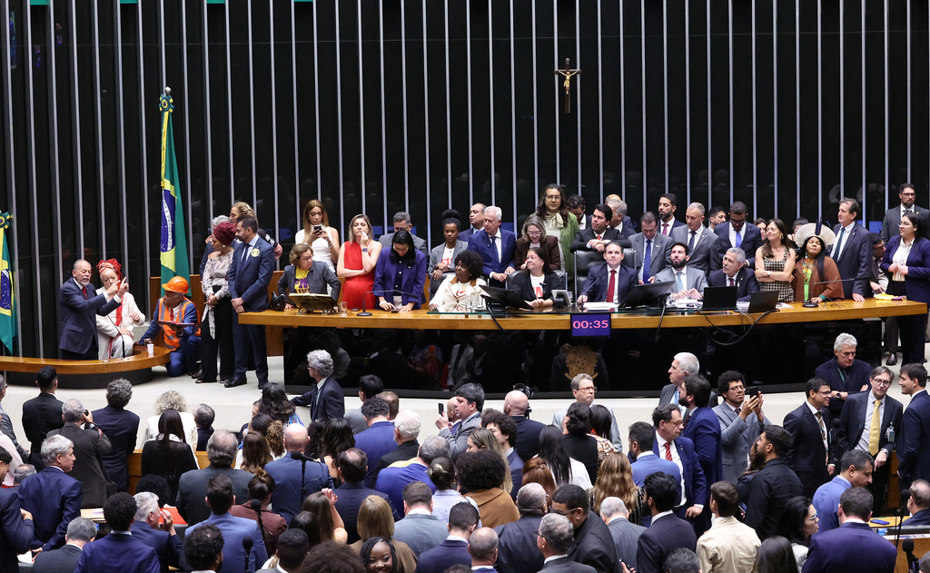 24 deputados federais do RS votam pelo fim da escala 6x1, e cinco são contrários; confira o voto de cada um