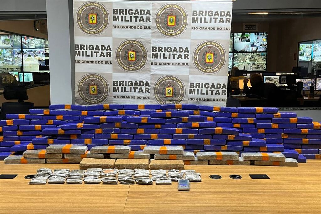 Após realizar entrega de droga, casal com criança no carro é preso com mais de 100 quilos de maconha em Santa Maria