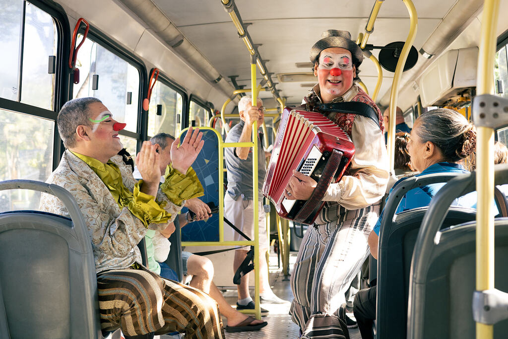 Passageiros da Alegria celebra 25 anos levando humor aos ônibus de Santa Maria