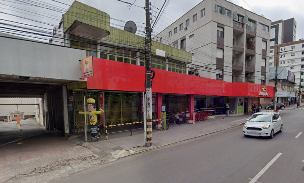 título imagem Homem arromba depósito, furta produtos de supermercado e acaba preso no centro de Santa Maria