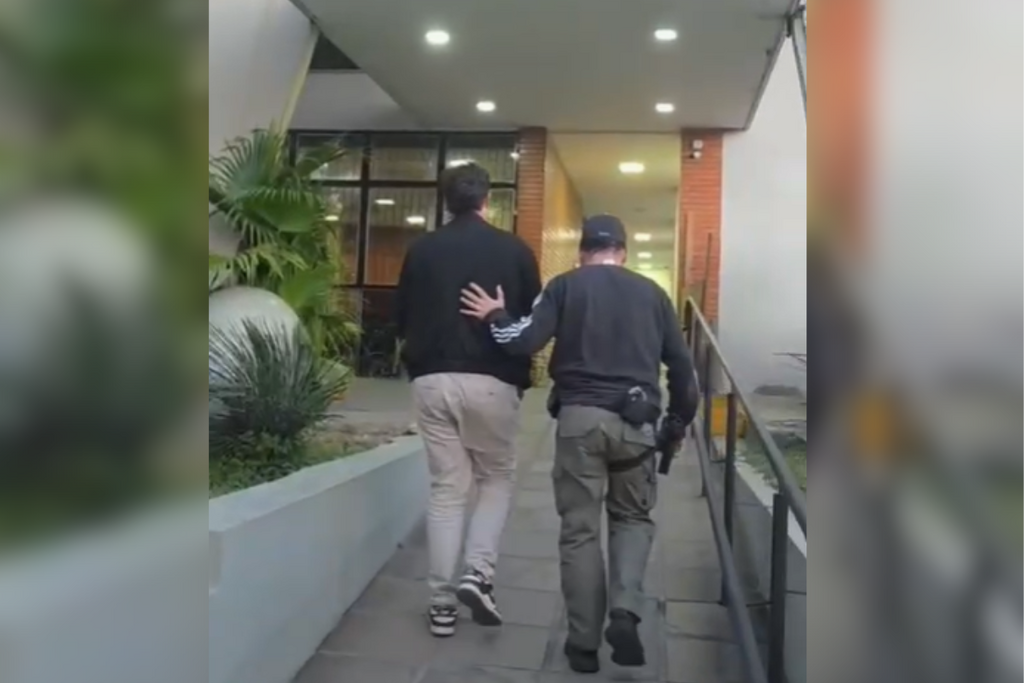 título imagem Jovem investigado por tráfico de drogas é preso em revenda de veículos de Santa Maria