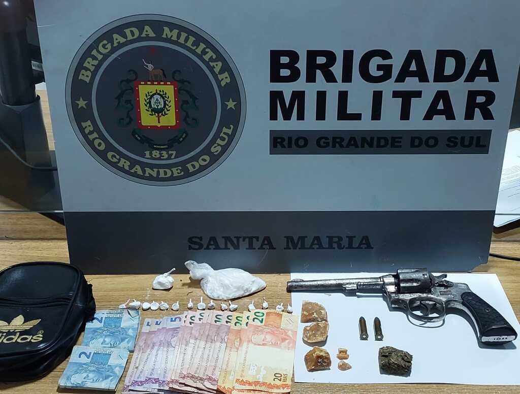 Dupla é presa com revólver, munições e drogas em ponto de reciclagem de Santa Maria