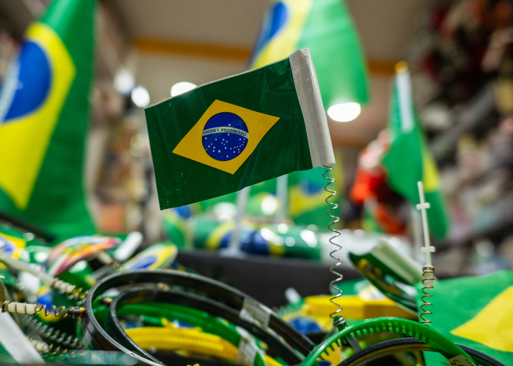 A 12 dias da Copa do Mundo, comércio de Santa Maria amplia venda de produtos temáticos do Brasil