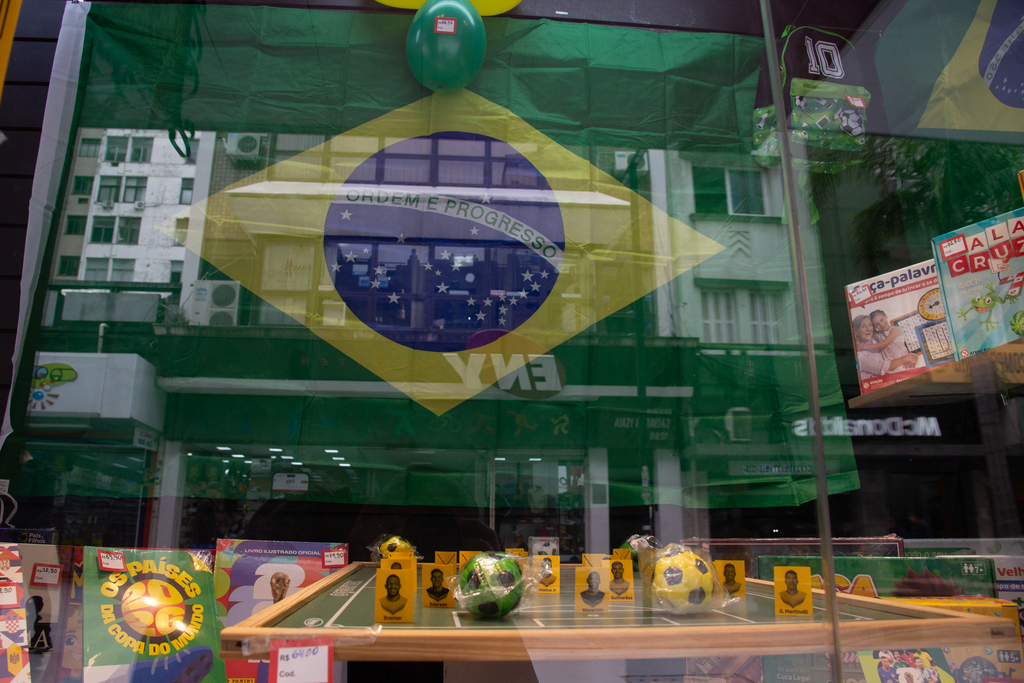 Galeria de imagens: Livraria da Mente tem vitrine temática da seleção brasileira, no centro de Santa Maria.