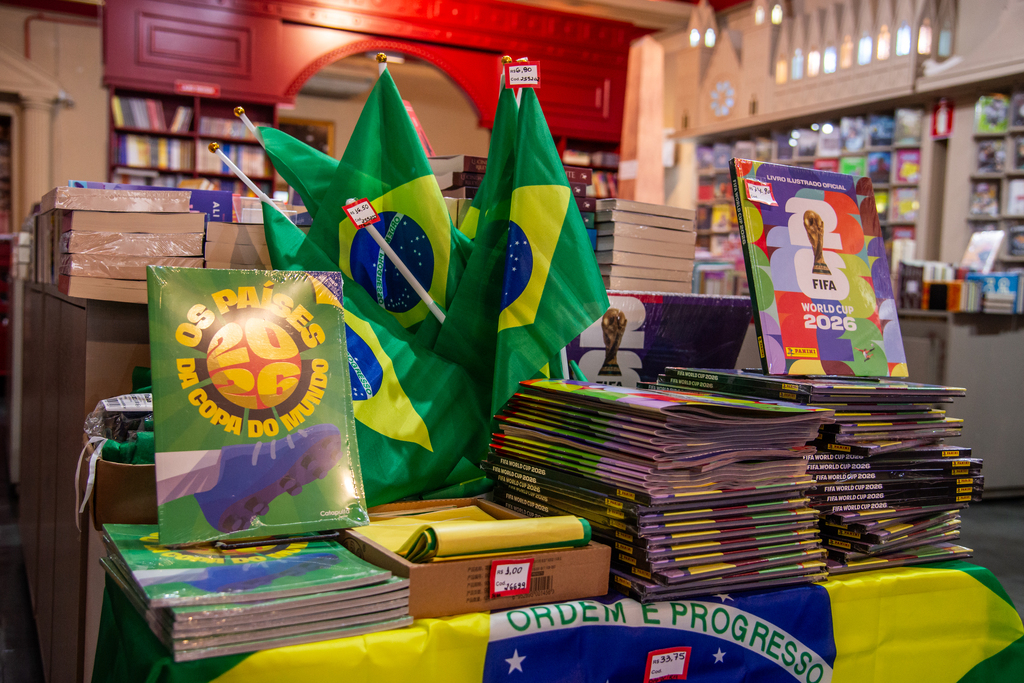 Galeria de imagens: Álbuns e figurinhas são itens que impulsionam a venda de itens temáticos.