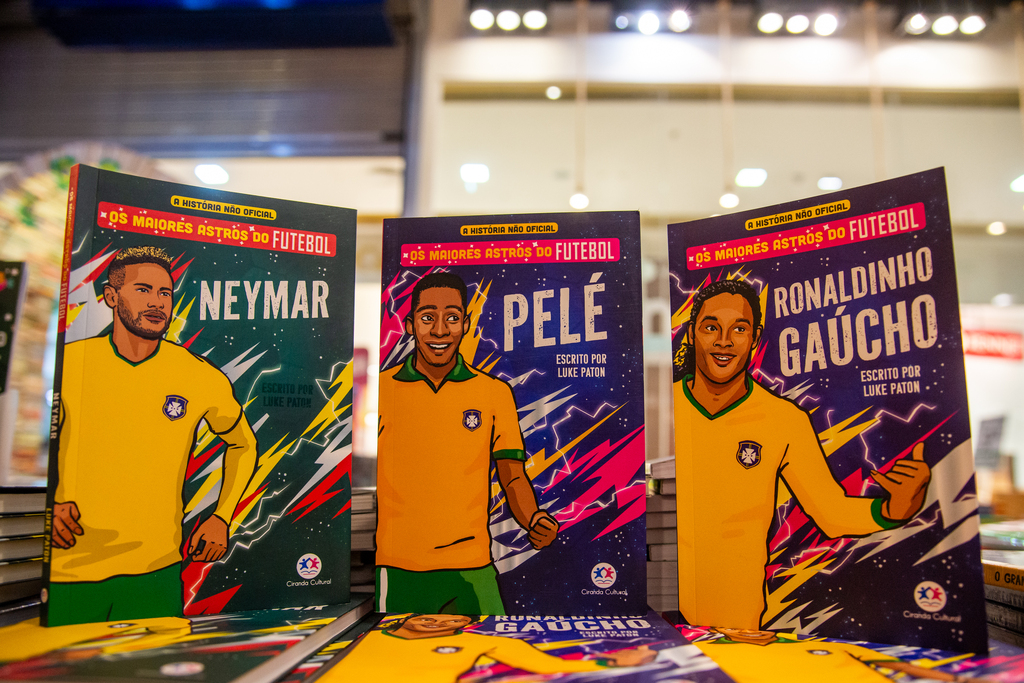 Galeria de imagens: Biografias não autorizadas de astros do futebol são opções nas livrarias da cidade e chamam a atenção do público infantil.