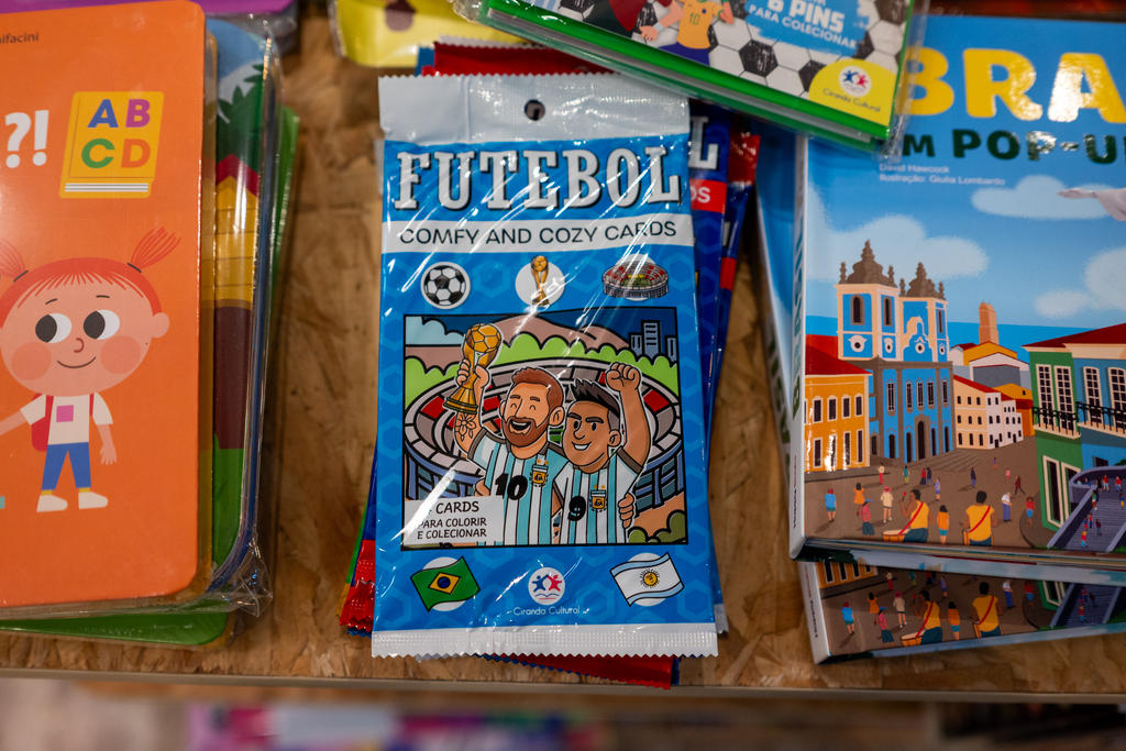 Galeria de imagens: Produtos temáticos da Copa para colorir estão entre as opções para as crianças.