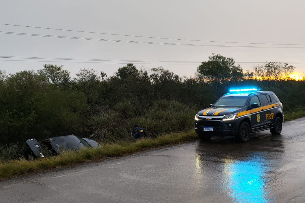 Adolescente de Unistalda fica ferida após carro sair da pista na BR-287, em Santiago