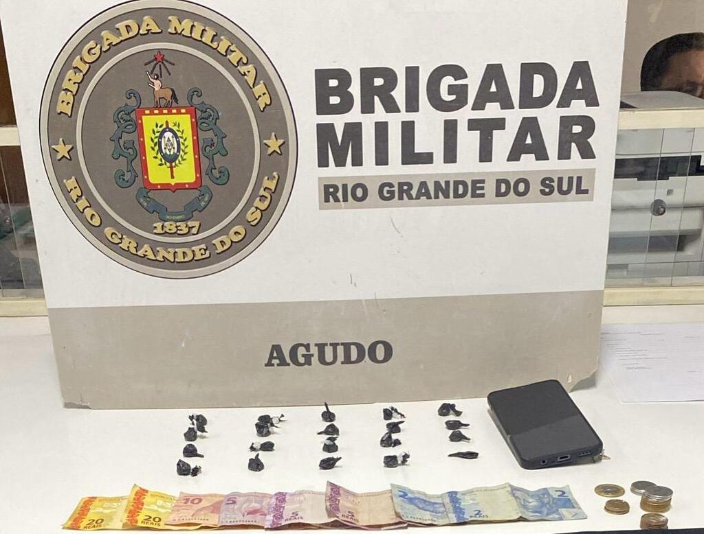 Mulher é presa por tráfico após esconder cocaína dentro de vassoura em Agudo