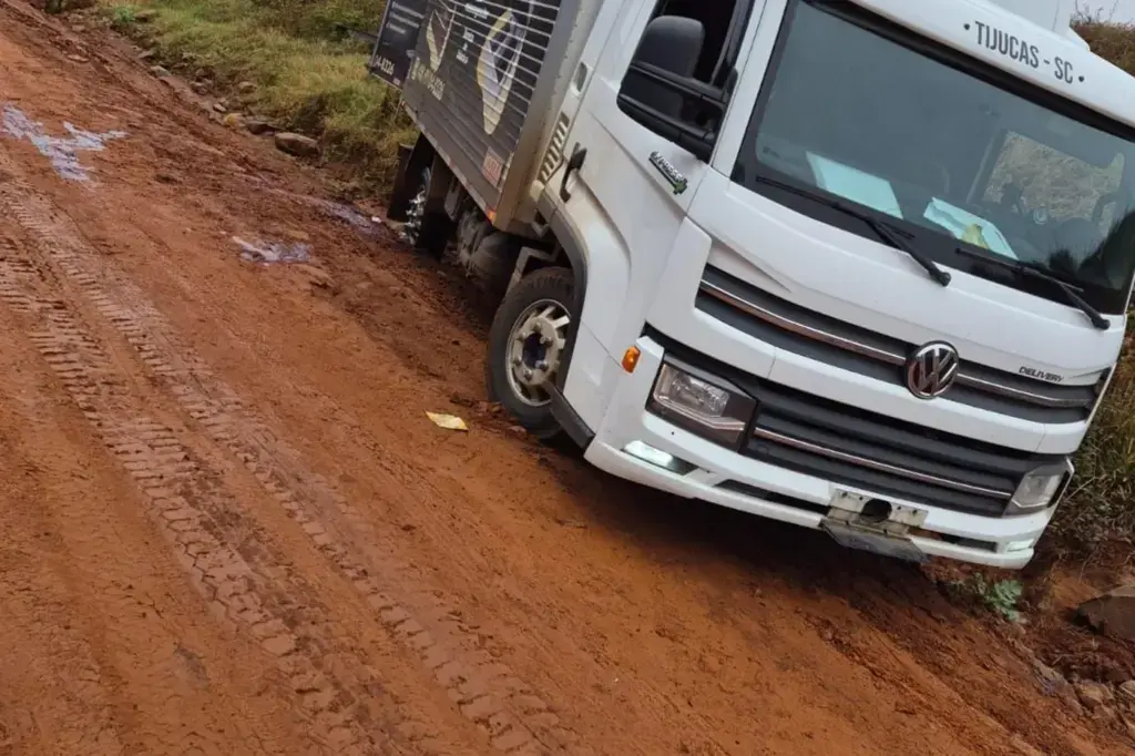 Polícia investiga possível latrocínio após caminhoneiro ser encontrado morto ao lado do veículo em Cruz Alta