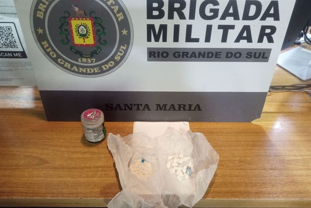 Ao avistar viatura, homem foge e acaba preso com porções de cocaína em Santa Maria
