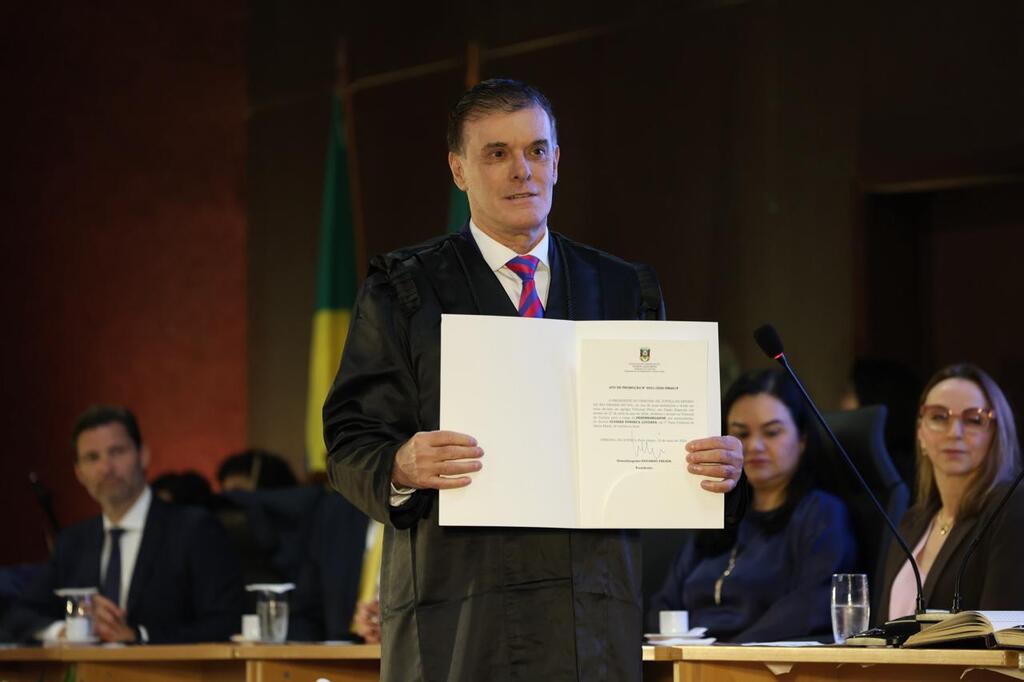Com homenagem à mãe, Ulysses Louzada toma posse como desembargador do TJRS