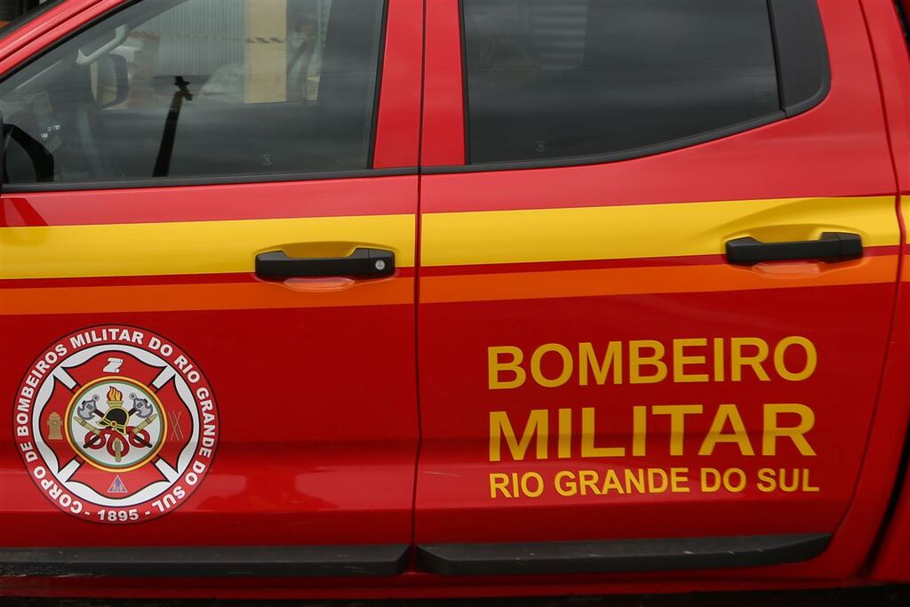 Incêndio em residência termina com vizinho detido por suspeita de atear fogo