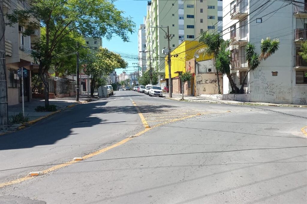 Motociclista fica ferido após acidente no Centro de Santa Maria; motorista deixa local sem prestar socorro